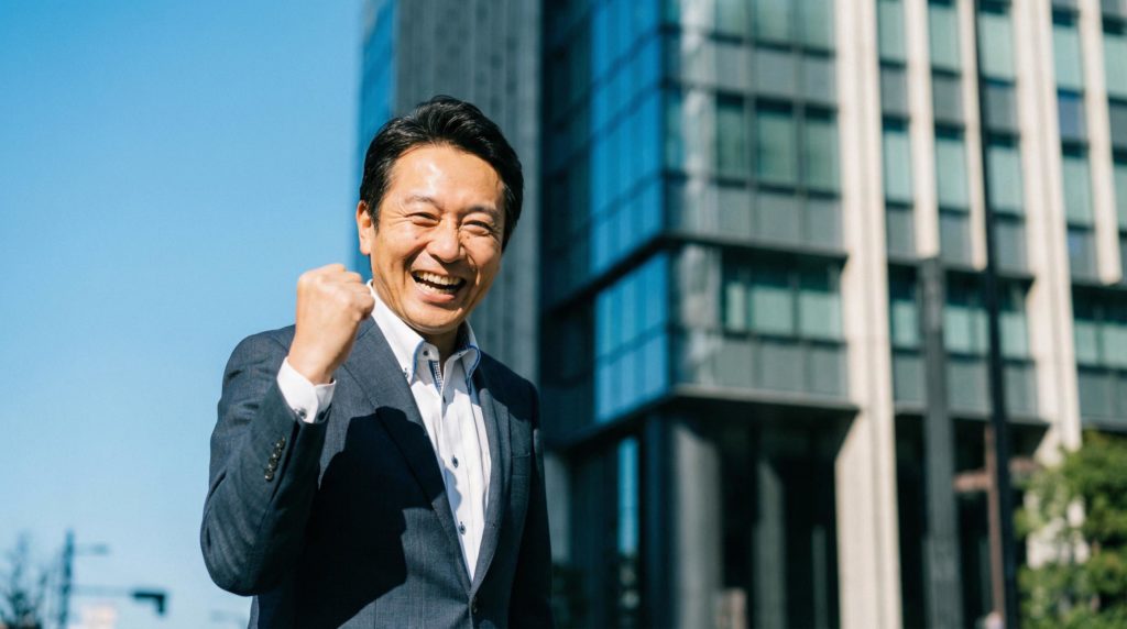 男性サラリーマンのガッツポーズ