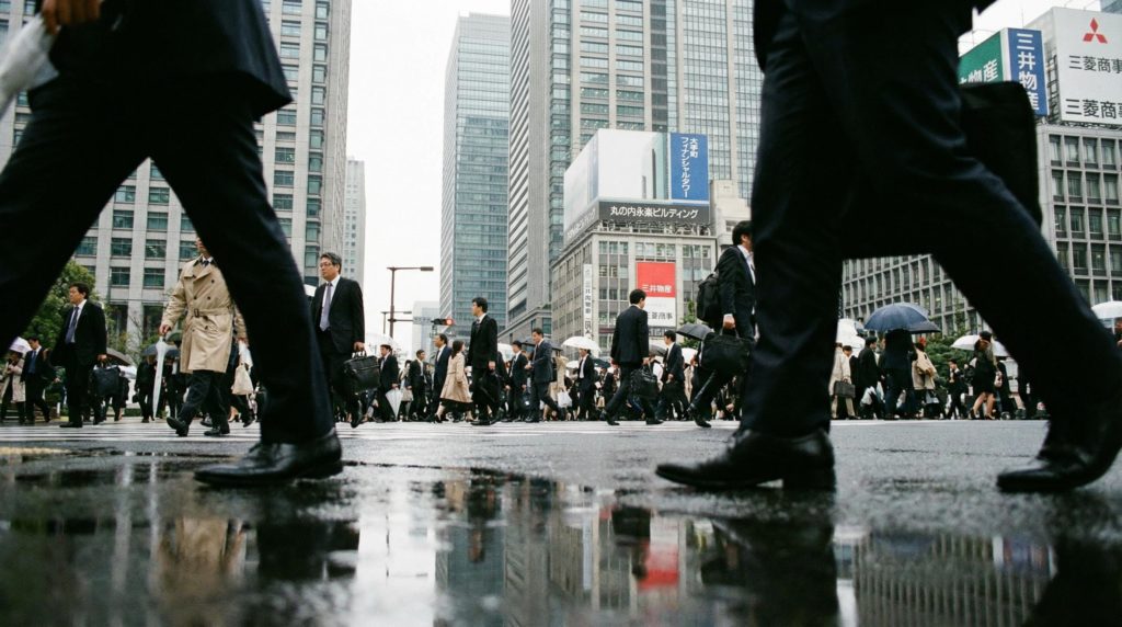 会社に通勤をするビジネスマン