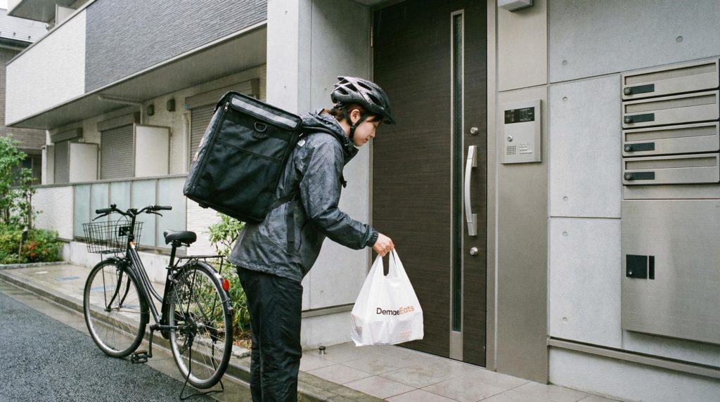 置き配をする女性配達員