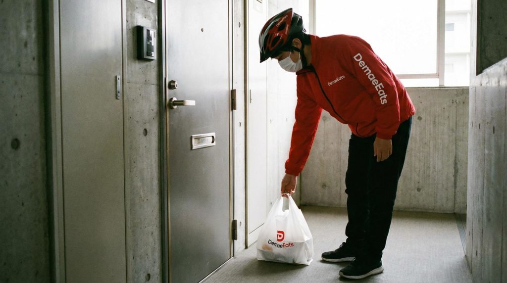 置き配をするフードデリバリー配達員