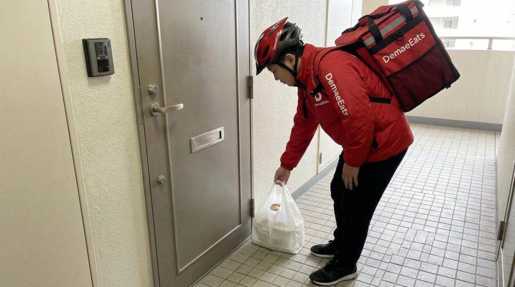 置き配をするフードデリバリー配達員