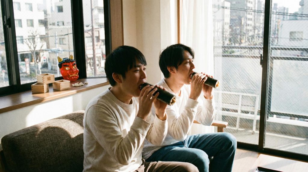 恵方巻を食べる兄弟