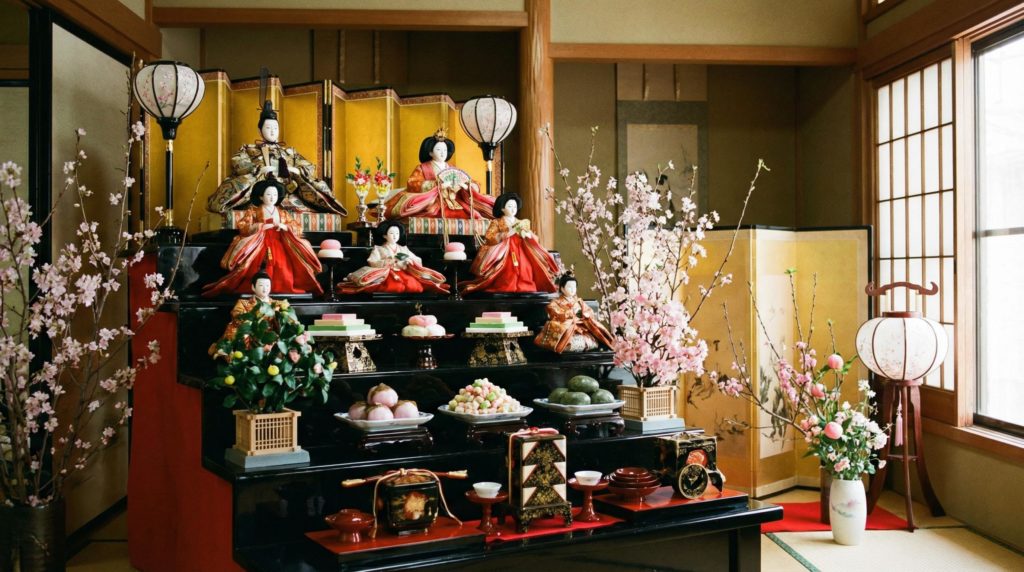 ひな壇と桃の花