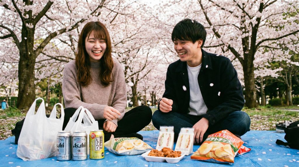 花見をする恋人たち