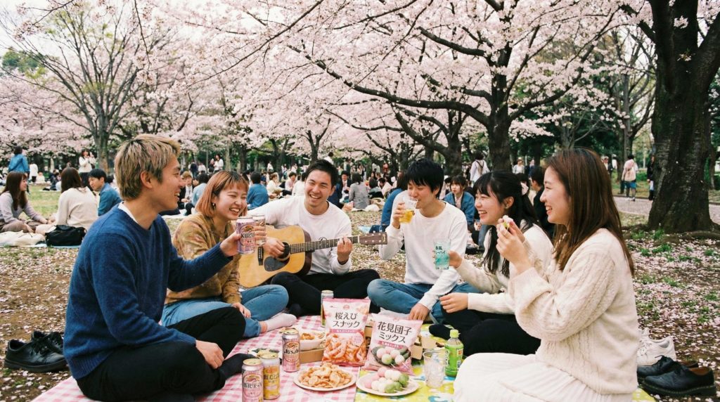 花見をする若者たち