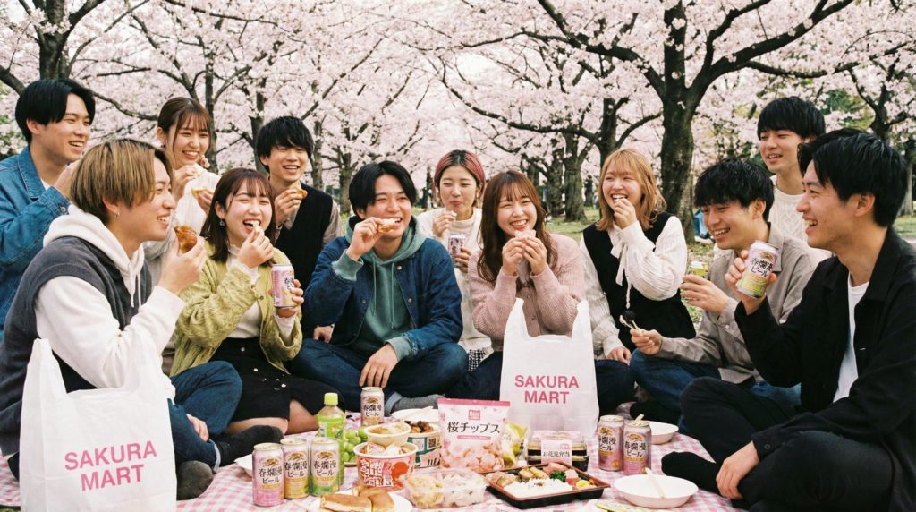 花見をする大学生サークル